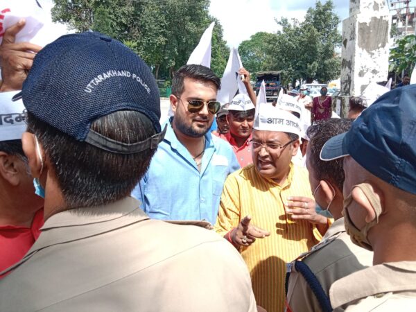 मियांवाला फ्लाईओवर की दीवारों की जर्जर हालत पर, पूर्व सीएम त्रिवेंद्र के आवास का घेराव करने पहुंचे आप कार्यकर्ताः पुलिस ने रोका