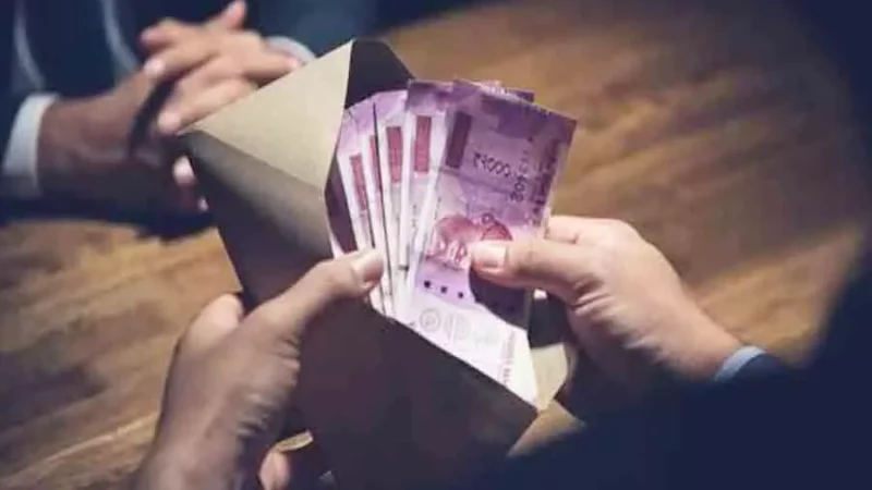 जबरन उगाही, मारपीट और ब्लैकमेल के आरोप में डीजीपी ने किया चौकी प्रभारी और सिपाही को निलंबित