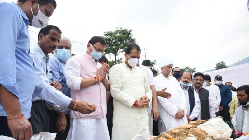 मुख्यमंत्री पुष्कर सिंह धामी हुए सूरज कुंवर शाह के अंतिम संस्कार में सम्मिलित, परिजनों से भेंट कर की शोक संवेदनाएं