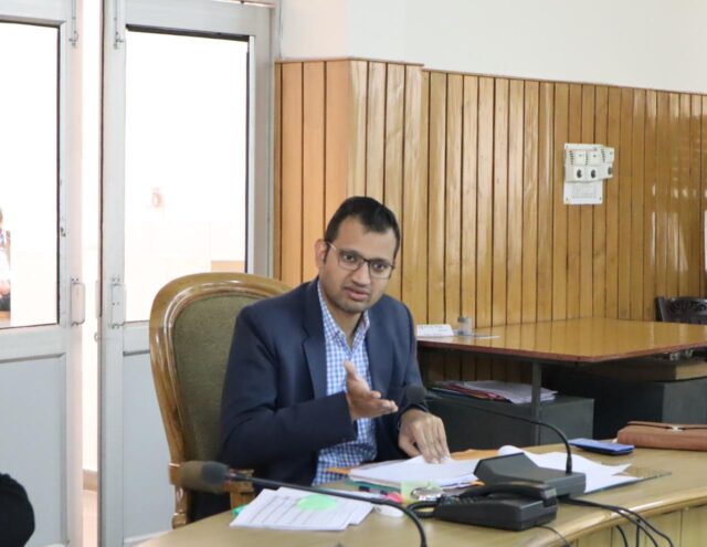 डीएम ने दिये निर्देश, बिना अनुमति मुख्यालय न छोड़ें अधिकारी