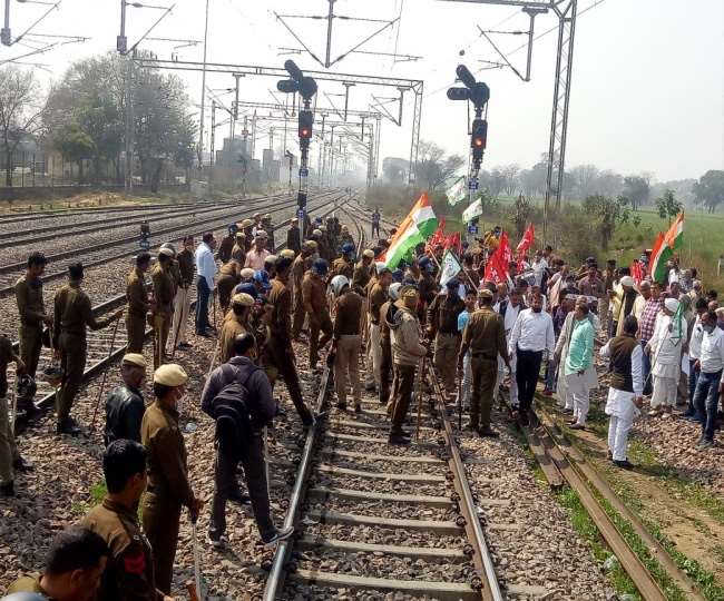 रेल रोको आंदोलन के चलते रुद्रपुर में पटरियों पर जमा हुए सैकड़ों किसान