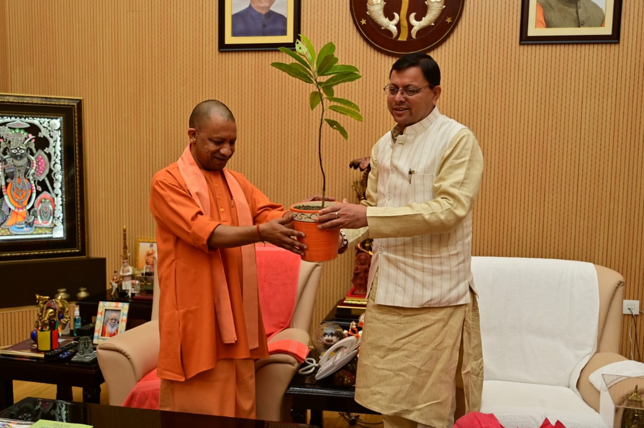 मुख्यमंत्री पुष्कर सिंह धामी ने योगी आदित्यनाथ से की शिष्टाचार भेंट