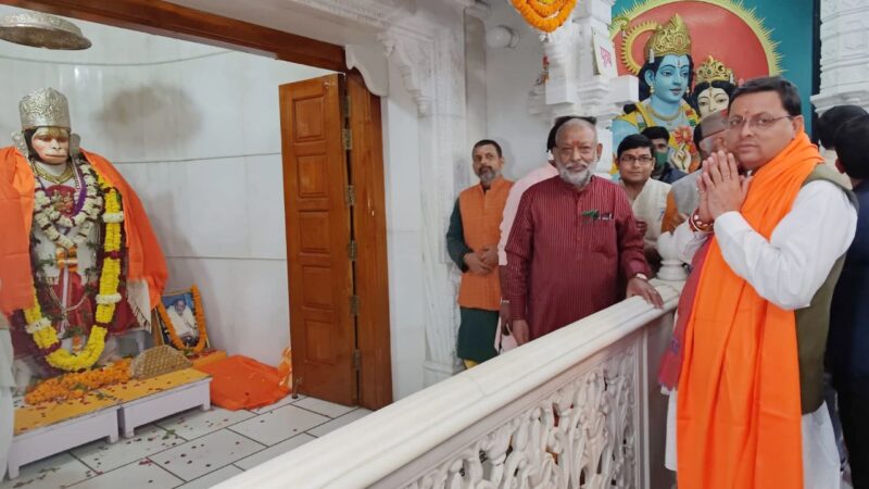 मुख्यमंत्री धामी का लखनऊ दौरा, हनुमान मंदिर में की पूजा अर्चना