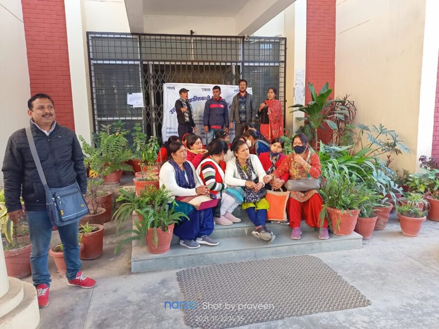उत्तराखंड क्रांन्तिकारी शिक्षामित्रों ने तालाबंदी के साथ किया प्रदर्शन