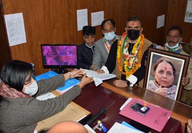 कांग्रेस प्रत्याशी सुमित हृदयेश ने मां स्व. इंदिरा हृदयेश की फोटो के सामने दाखिल किया नामांकन