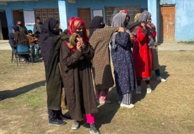 वादी की बेटियों को आत्मरक्षा के गुर सिखा रहे सैना के जवान