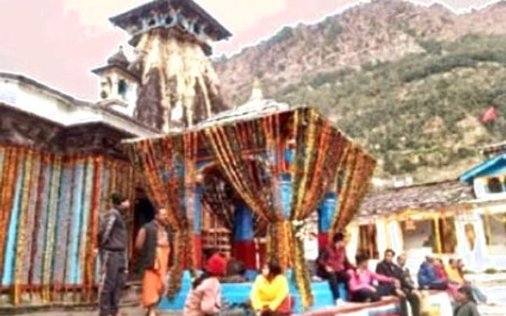 नौ क्विंटल फूलों से सजाया गया पंचकेदार गद्दीस्थल ओंकारेश्वर मंदिर