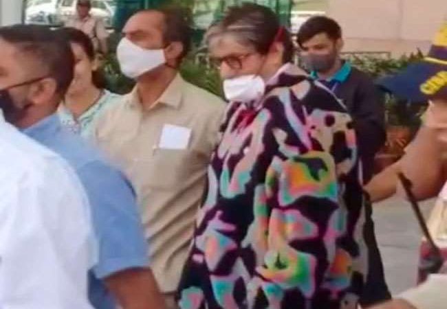 जोलीग्रांट ऐरपोर्ट पहुंचे अभिनेता अमिताभ बच्चन