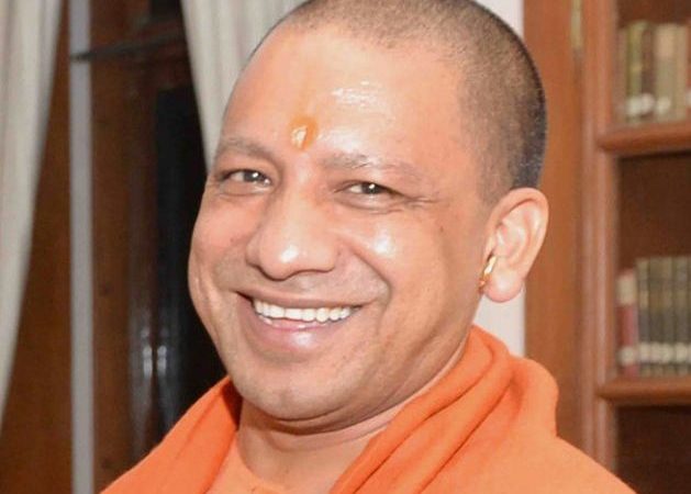 दो दिन के दौरे में वाराणसी पहुंचे मुख्‍यमंत्री योगी आदित्‍यनाथ, विकास कार्यों की करेंगे समीक्षा