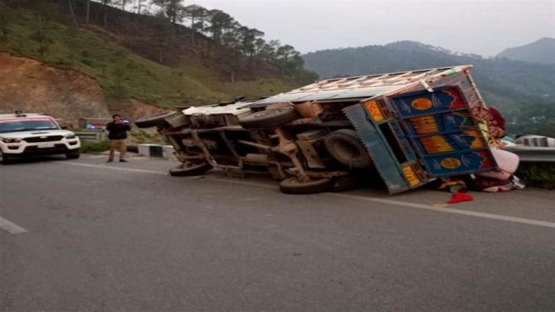 पिथौरागढ़ से चम्पावत जा रहा वाहन हुआ दुर्घटनाग्रस्त, 2 की मौत 5 घायल