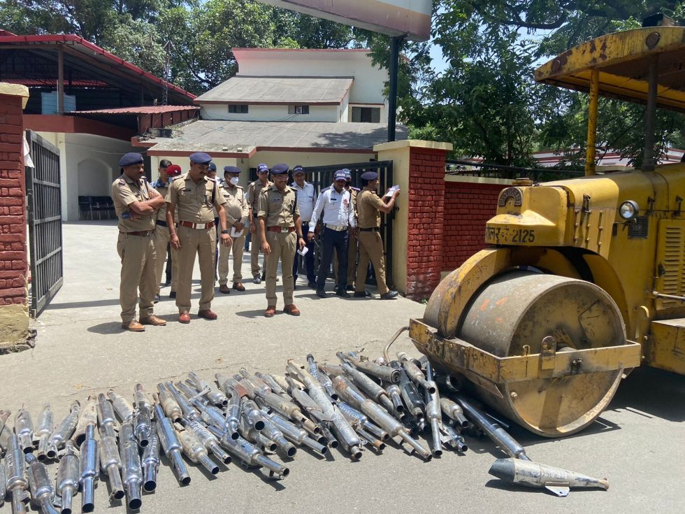 मॉडिफाई साइलेंसर के विरुद्ध यातायात पुलिस सख्त,185 साइलेंसर किये रोलर से नष्ट