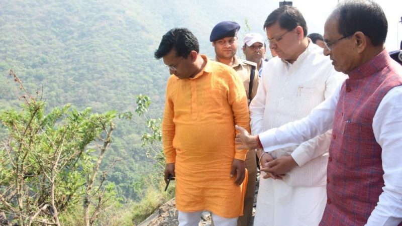 मध्यप्रदेश के मुख्यमंत्री शिवराज सिंह पहुंचे उत्तरकाशी, सीएम धामी के साथ लिया घटनास्थल का जायजा