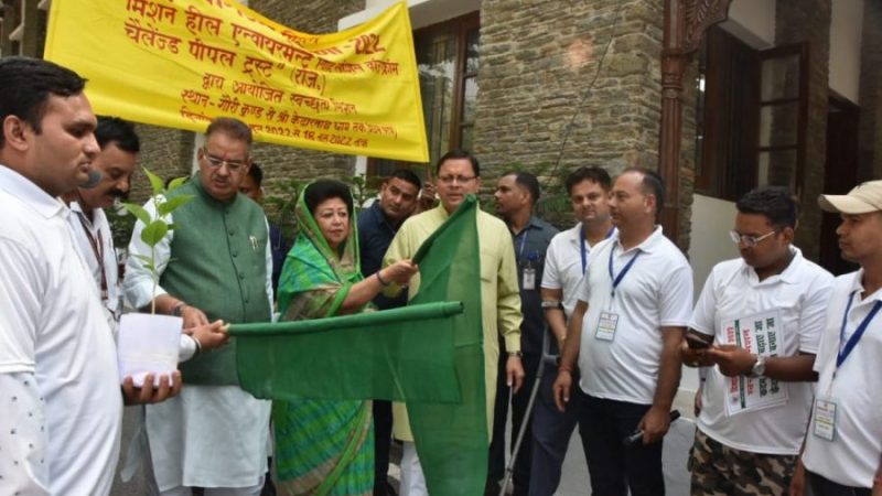 मुख्यमंत्री ने किया तीर्थ स्थानों में पर्यावरण संरक्षण और स्वच्छता अभियान चला रहे दल का फ्लैग ऑफ