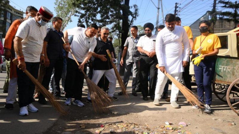 मुख्यमंत्री धामी ने “क्लीन सिटी, ग्रीन सिटी, यही है मेरा ड्रीम सिटी” थीम के तहत छात्रों संग सड़क पर लगाई झाड़ू