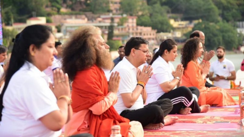 अंतरराष्ट्रीय योग दिवस के अवसर पर मुख्यमंत्री धामी ने परमार्थ निकेतन पहुंच हजारों लोगों के साथ किया योगा