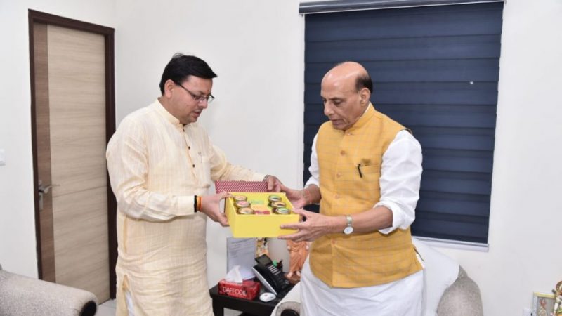 मुख्यमंत्री धामी ने की केन्द्रीय रक्षा मंत्री राजनाथ सिंह से शिष्टाचार भेंट, अग्निपथ योजना को लेकर भूतपूर्व सैनिकों से संवाद की दी जानकारी