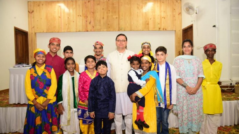 मुख्यमंत्री धामी ने जनता से भेंट कर सुनी समस्याएं, तुरंत निराकरण के दिए निर्देश