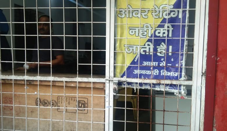 शराब की दुकानों पर ओवर रेटिंग पाए जाने पर जुर्माना तथा  लाइसेंस निरस्त करने के निर्देश