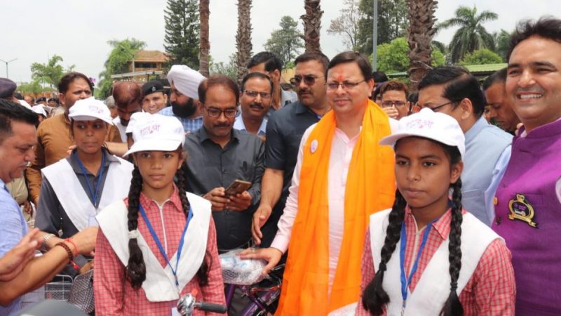 मुख्यमंत्री ने किया रोटरी क्लब द्वारा आयोजित कन्याश्री कार्यक्रम में प्रतिभाग, छात्राओं को वितरित की साईकिल