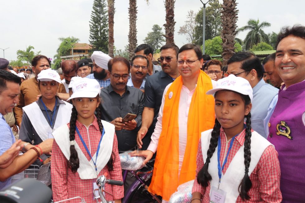 मुख्यमंत्री ने किया रोटरी क्लब द्वारा आयोजित कन्याश्री कार्यक्रम में प्रतिभाग, छात्राओं को वितरित की साईकिल
