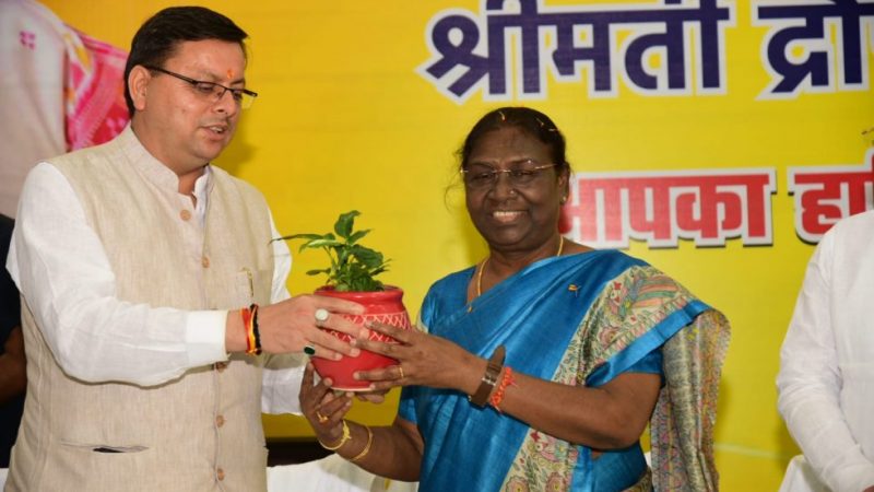उत्तराखंड पहुंची एनडीए राष्ट्रपति पद की उम्मीदवार द्रौपदी मुर्मू , सीएम धामी ने किया स्वागत