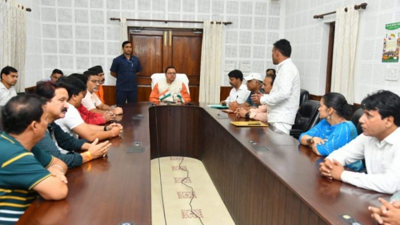 मुख्यमंत्री धामी से मिले राज्य में फिल्म उद्योग से जुड़े कलाकार, प्रदेश में फिल्म सिटी स्थापना का किया अनुरोध
