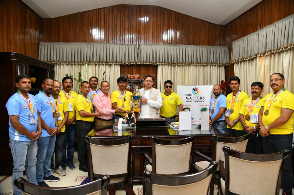सीएम धामी ने किया नेशनल खेलो मास्टर्स गेम्स के फुटबाल खिलाड़ियों को सम्मानित