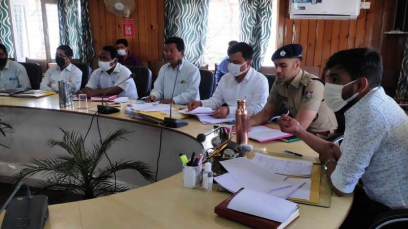 जिलाधिकारी ने सड़क दुर्घटनाओं की रोकने के लिए पुलिस को सख्त कार्रवाई करने के दिए निर्देश