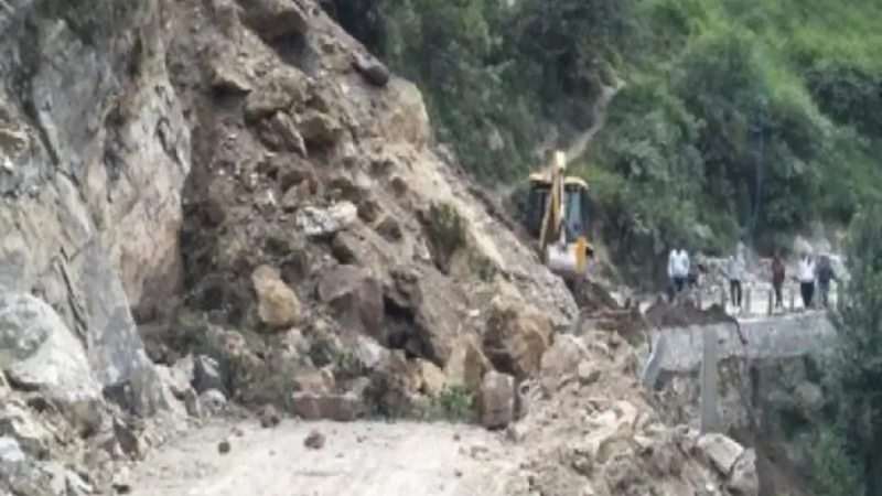 बोल्डर गिरने से बदरीनाथ और गंगोत्री हाईवे बंद