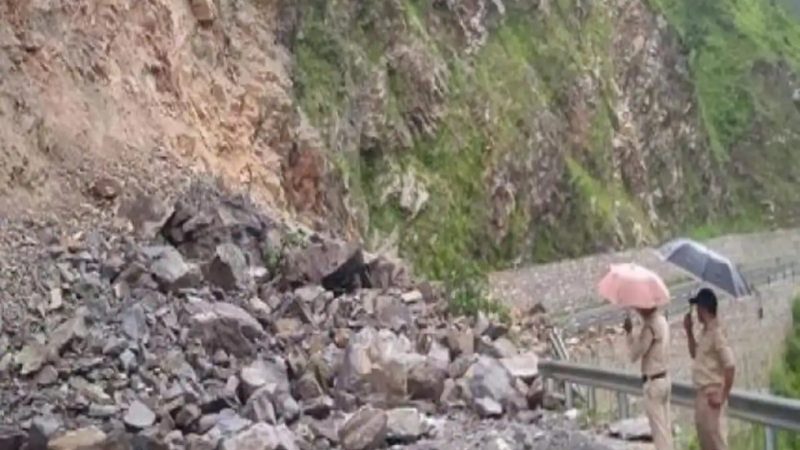 लगातार हो रही बारिश और भूस्खलन से राज्यभर में 161 मार्ग हुए बंद