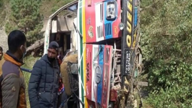 कार को बचाने के चक्कर में पलटी यात्रियों से भरी बस