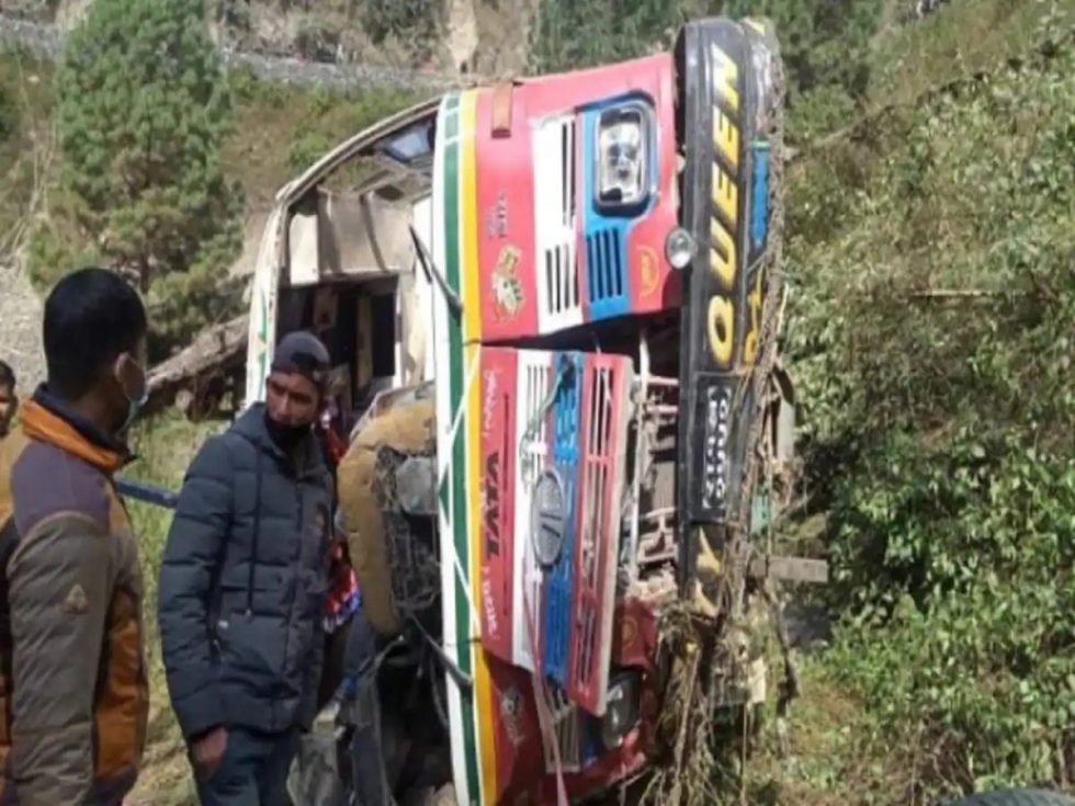 कार को बचाने के चक्कर में पलटी यात्रियों से भरी बस