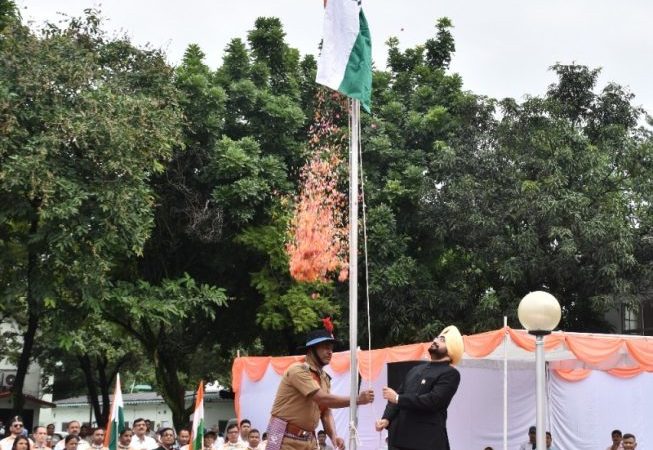 तन-मन से देश को आगे बढ़ाने का संकल्प लेकर मुख्य सचिव ने सचिवालय में किया ध्वजारोहण