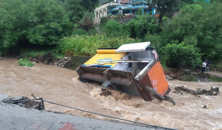 मूसलाधार बारिश से उत्तरकाशी में बह गए एटीएम सहित कई दुकानें