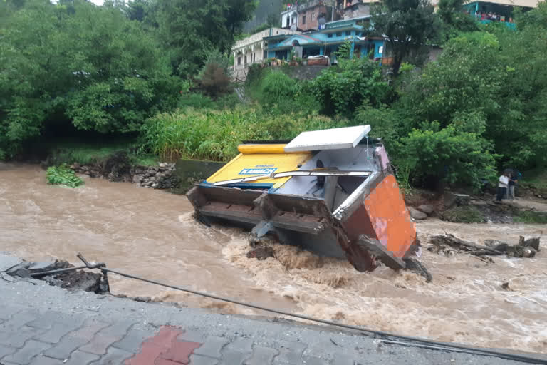 मूसलाधार बारिश से उत्तरकाशी में बह गए एटीएम सहित कई दुकानें