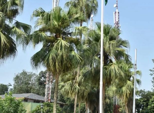 स्वतंत्रता की 75वीं वर्षगांठ के अवसर पर सीएम धामी ने मुख्यमंत्री आवास में किया ध्वजारोहण