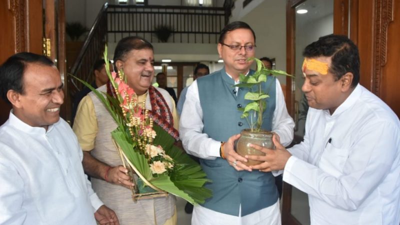 सीएम धामी और संबित पात्रा के बीच’हर घर तिरंगा’ अभियान की तैयारियों के संबंध में विचार विमर्श