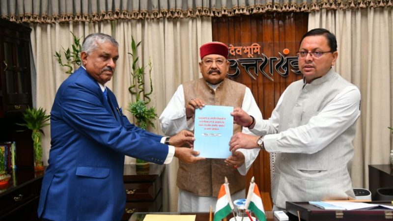 एकल सदस्यीय समर्पित आयोग के अध्यक्ष ने आयोग का प्रथम प्रतिवेदन मुख्यमंत्री धामी को सौंपा