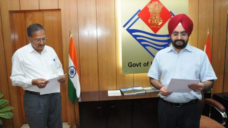 मुख्य सचिव ने भूपाल सिंह मनराल को अधिकार आयोग के आयुक्त के रूप में दिलाई शपथ