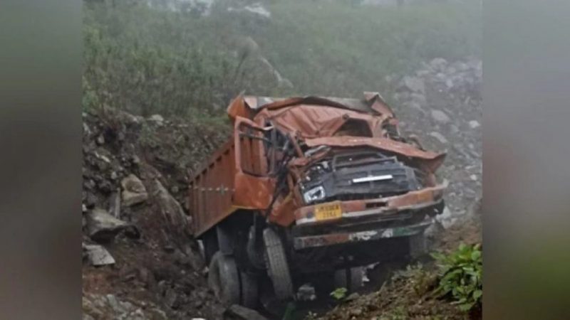 स्वांला में टिप्पर खाई में गिरने से चालक समेत भाजपा बूथ अध्यक्ष की मौत, सीएम ने जताया शोक