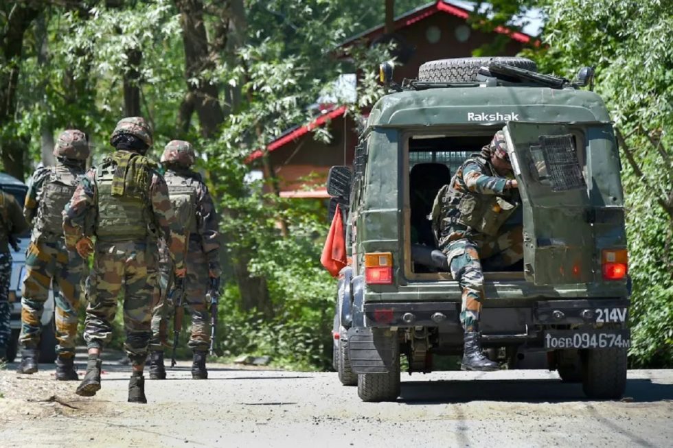 आतंकियों की बड़ी साजिश नाकाम 2 आतंकी ढेर, 3 सेना के जवानों ने गवाई जान