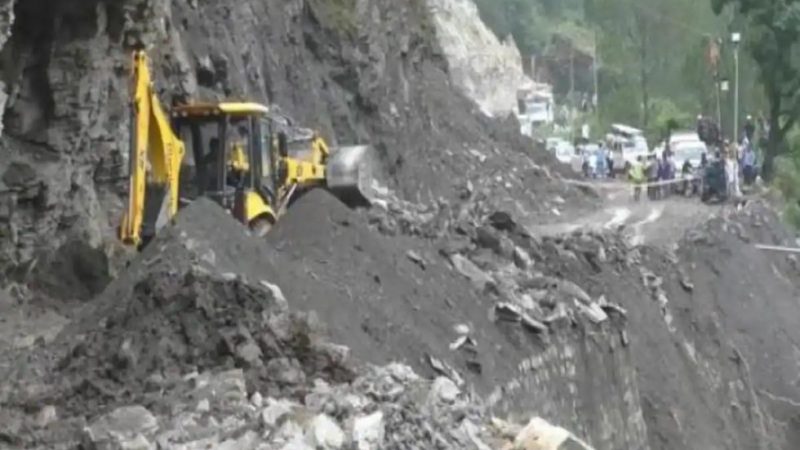 तेज बारिश से यातायात हुआ प्रभावित, मलबा गिरने से रास्ते हुए बंद