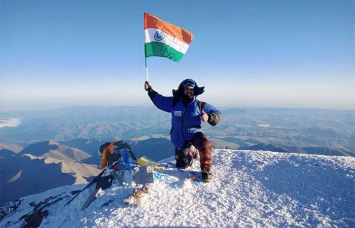 हिमाचल और उत्तराखंड की चोटियों पर तिरंगा फहराने के लिए पर्वतारोही हुए रवाना