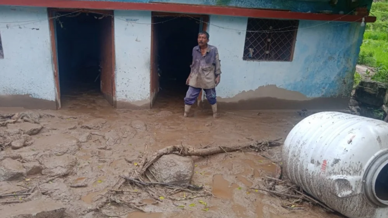 रुद्रप्रयाग में भारी बारिश ने मचाई तबाही, सड़कों व घरों में घुसा मलबा