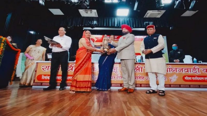 तीलू रौतेली एवं आंगनबाड़ी कार्यकर्ता पुरस्कार से प्रदेश की महिलाओं को किया गया सम्मानित