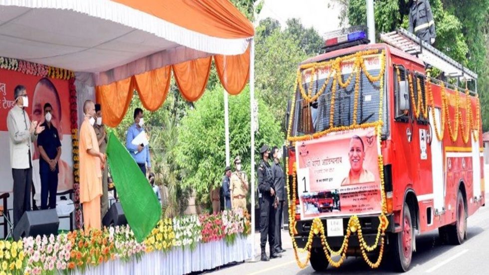 मुख्यमंत्री योगी आदित्यनाथ ने परिवहन निगम की 150 बसों को हरी झंडी दिखाकर किया रवाना