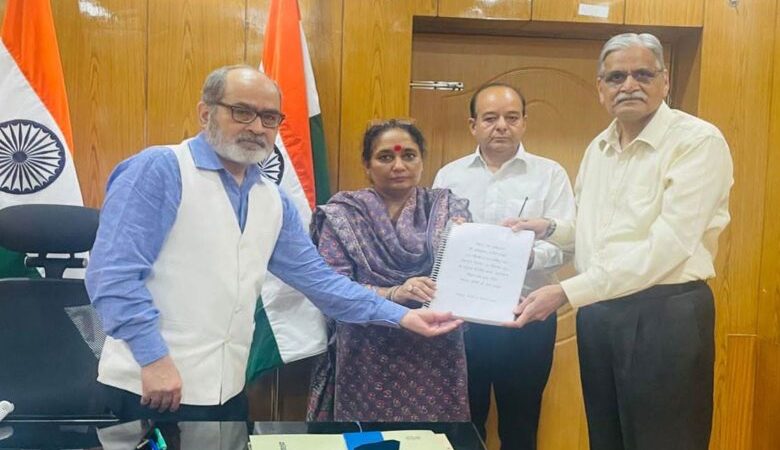 विधानसभा स्पीकर को जांच समिति ने सौंपी रिपोर्ट