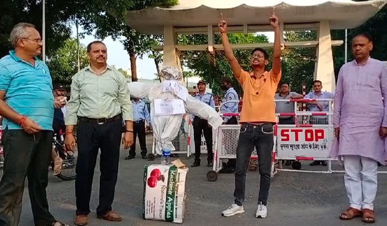 आईआईटी रूड़की में जबरन नॉनवेज परोसने पर छिड़ा विवाद, संस्थान के गेट पर किया धरना प्रदर्शन