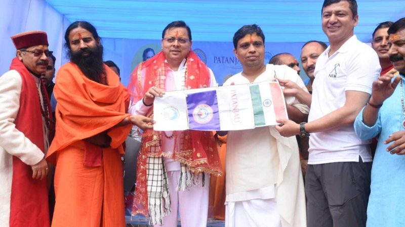 सीएम धामी ने किया रक्तवन ग्लेशियर समेत तीन चोटि पर्वत आरोहण का फ्लैग ऑफ