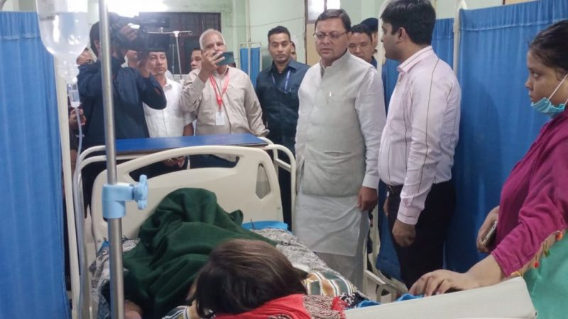 सीएम धामी ने अस्पताल पहुंचकर घायल महिलाओं से की मुलाकात
